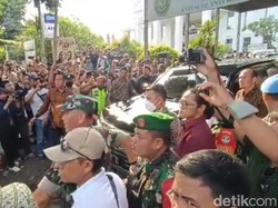 Ricuh, Mobil Luhut Dihadang Pedemo di Depan PN Jaktim