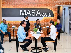 Momen Jokowi-Anwar Ibrahim Ngopi Bareng Usai Blusukan ke Pasar