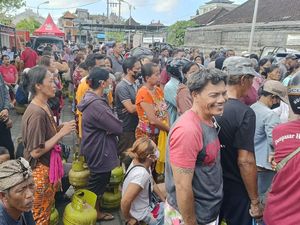 LPG 3 Kilogram Langka, Ratusan Warga Denpasar Serbu Operasi Pasar LPG 3 Kilogram Langka, Ratusan Warga Denpasar Serbu Operasi Pasar