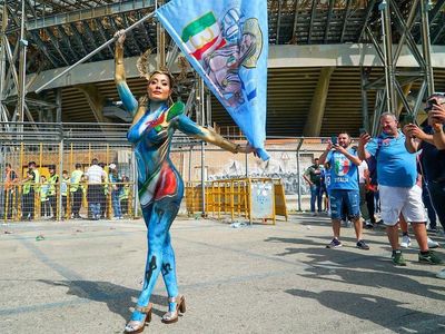 Foto: Model Pakai Body Painting di Pesta Juara Napoli