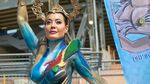 Foto: Model Pakai Body Painting di Pesta Juara Napoli