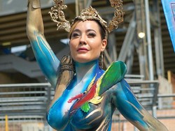 Model Cantik Ini Ikut Pesta Juara Napoli Tanpa Sehelai Benang di Tubuh