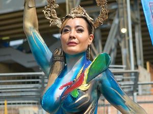 Model Cantik Ini Ikut Pesta Juara Napoli Tanpa Sehelai Benang di Tubuh Model Cantik Ini Ikut Pesta Juara Napoli Tanpa Sehelai Benang di Tubuh