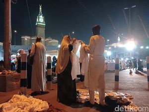 Ada Pasar Tiban di Masjidil Haram, Rp 200 Ribu Dapat Gamis 4 Ada Pasar Tiban di Masjidil Haram, Rp 200 Ribu Dapat Gamis 4