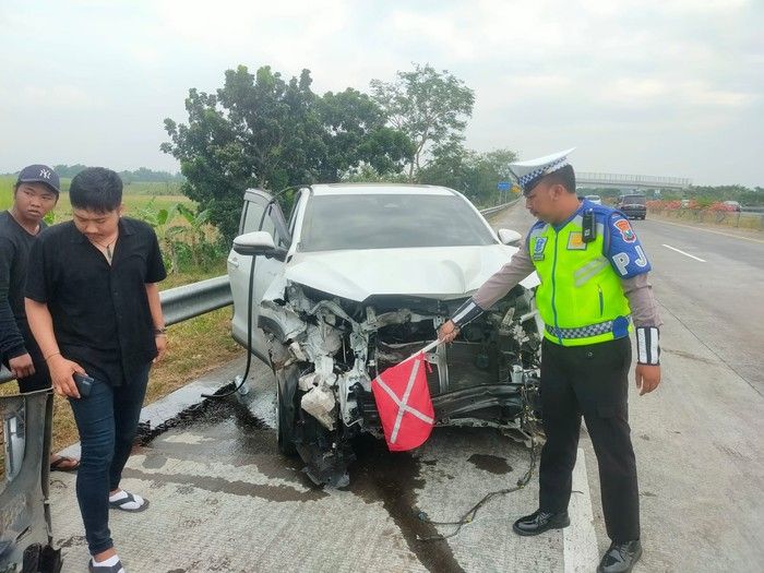 Pedangdut Difarina Alami Kecelakaan di Tol Jombang, Mobil Ringsek