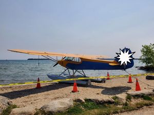 Keasyikan Berpesta, eh Pesawatnya Terendam Air Laut