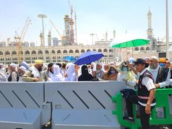 Kerja di Bawah Terik Matahari, Tak Marah Meski Ditempeleng Jemaah Haji