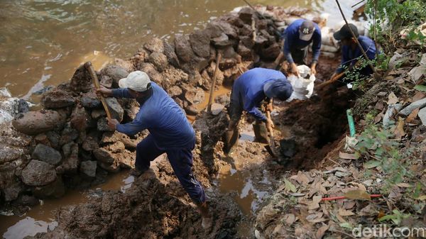 Petugas SDA Jaksel Perbaiki Turap di Saluran Kali Jalan Saharjo