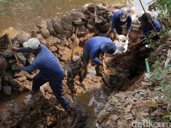 Petugas SDA Jaksel Perbaiki Turap di Saluran Kali Jalan Saharjo