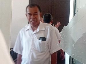 Pintu Kaca Ruangan Ketua DPRD Bone Pecah gegara Rapat dengan TAPD Ricuh
