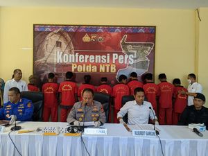 11 Pelaku Bom Ikan Ditangkap, 28 Peledak Diamankan 11 Pelaku Bom Ikan Ditangkap, 28 Peledak Diamankan