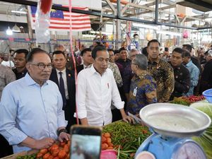 Potret Jokowi dan Anwar Ibrahim Blusukan di Pasar Malaysia Potret Jokowi dan Anwar Ibrahim Blusukan di Pasar Malaysia