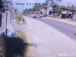 Detik-detik Adu Banteng Terios Vs Truk Semen di Kedu Temanggung