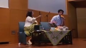 5 Potret Reza Rahadian Mengajar Mahasiswa UNJ, Bagikan Ilmu di Dunia Film