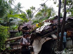Sekeluarga Lolos dari Maut Saat Pohon Timpa Rumah di Pangandaran