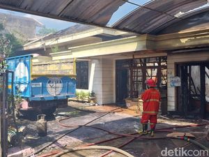 Rumah Sekaligus Gudang Furniture di Kota Malang Terbakar, 1 Orang Luka Rumah Sekaligus Gudang Furniture di Kota Malang Terbakar, 1 Orang Luka