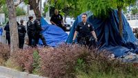 Penertiban Tenda-tenda Tunawisma di Sepanjang Jalan Los Angeles