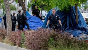Penertiban Tenda-tenda Tunawisma di Sepanjang Jalan Los Angeles