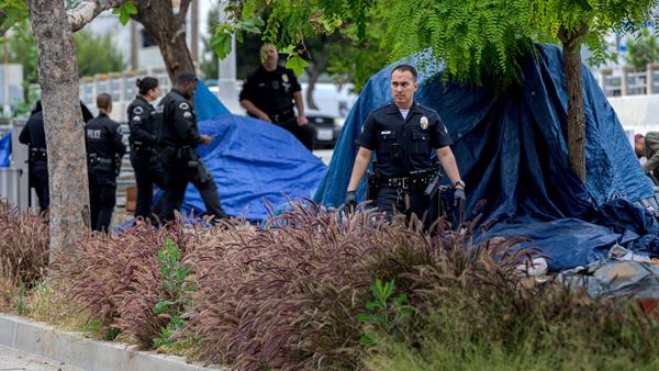 Penertiban Tenda-tenda Tunawisma di Sepanjang Jalan Los Angeles