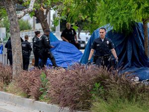 Penertiban Tenda-tenda Tunawisma di Sepanjang Jalan Los Angeles