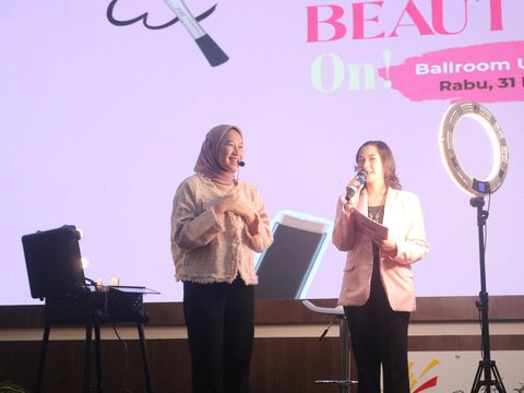 Sesi Makeup Class di PIXY Goes To Campus di Universitas Sebelas Maret