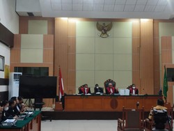 Hujan Debat di Sidang Haris Azhar-Fatia Saat Luhut Bersaksi
