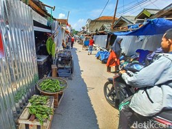 Pasar Banjaran Ditutupi Seng, Pedagang: Kami Masih Berjualan!