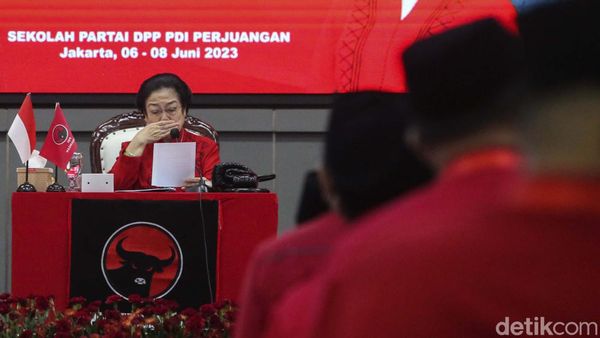 Tangis Megawati Kenang 10 Tahun Wafatnya Taufiq Kiemas