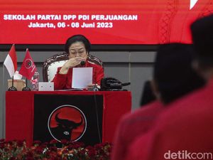 Tangis Megawati Kenang 10 Tahun Wafatnya Taufiq Kiemas