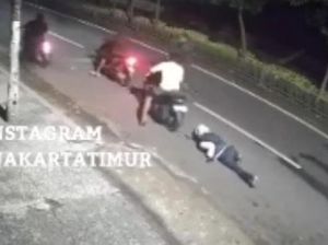 Viral Aksi Ngeri Begal di Jaktim, Korban Ditendang hingga Tersungkur Viral Aksi Ngeri Begal di Jaktim, Korban Ditendang hingga Tersungkur