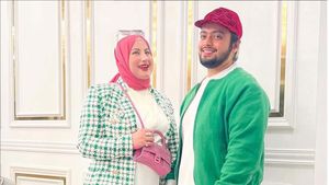 8 Gaya Kembar Tasyi Atahsyia dan Suami, Jadi Sorotan Pakai Baju Warna Pink