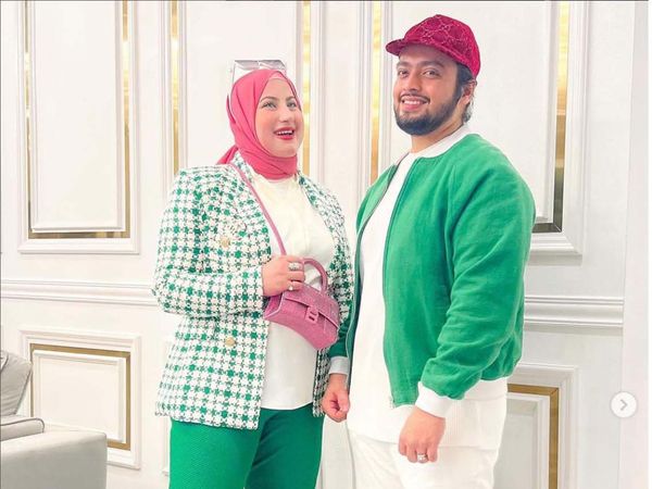 8 Gaya Kembar Tasyi Atahsyia dan Suami, Jadi Sorotan Pakai Baju Warna Pink