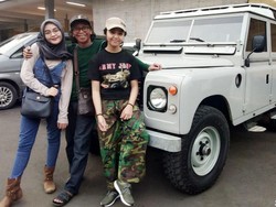 Mandra Nikmati Hari Tua dengan Hobi Adventure Kendarai Mobil Jip