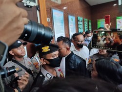 Pengacara Haris Azhar Adu Mulut karena Sempat Tak Bisa Masuk Ruang Sidang