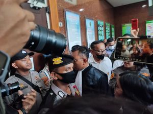 Pengacara Haris Azhar Adu Mulut karena Sempat Tak Bisa Masuk Ruang Sidang Pengacara Haris Azhar Adu Mulut karena Sempat Tak Bisa Masuk Ruang Sidang