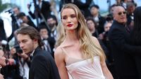 7 Gaya Artis Pakai Gaun Melorot Sampai Ekspos Bra, Jadi Tren di Cannes