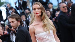 7 Gaya Artis Pakai Gaun Melorot Sampai Ekspos Bra, Jadi Tren di Cannes