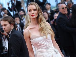 7 Gaya Artis Pakai Gaun Melorot Sampai Ekspos Bra, Jadi Tren di Cannes