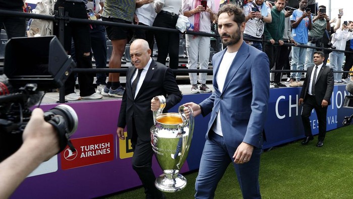Tropi Si Kuping Besar Dipamerkan di Istanbul Soccer Football - Champions League - Final - Opening of the UEFA Champions Festival - Yenikapi Etkinlik Alani, Istanbul, Turkey - June 8, 2023
Former Turkey footballer Hamit Altintop unveil the Champions League trophy to mark the opening of the Champions League festival REUTERS/Murad Sezer