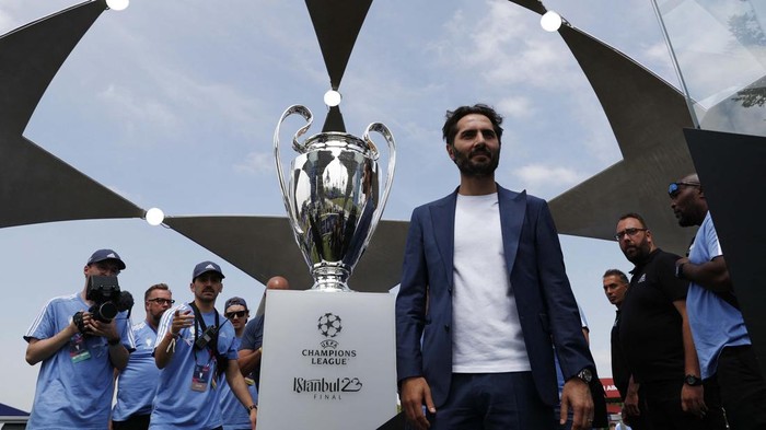 Tropi Si Kuping Besar Dipamerkan di Istanbul Soccer Football - Champions League - Final - Opening of the UEFA Champions Festival - Yenikapi Etkinlik Alani, Istanbul, Turkey - June 8, 2023
Former Turkey footballer Hamit Altintop unveil the Champions League trophy to mark the opening of the Champions League festival REUTERS/Murad Sezer