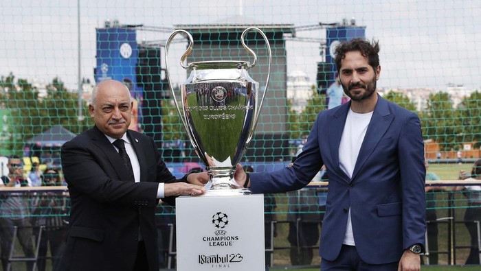 Tropi Si Kuping Besar Dipamerkan di Istanbul Soccer Football - Champions League - Final - Opening of the UEFA Champions Festival - Yenikapi Etkinlik Alani, Istanbul, Turkey - June 8, 2023
Former Turkey footballer Hamit Altintop unveil the Champions League trophy to mark the opening of the Champions League festival REUTERS/Murad Sezer