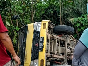Tak Kuat Nanjak, Truk Muatan Pasir Hantam Gudang di Sukabumi