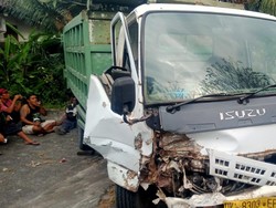 Truk Seruduk Mobil gegara Ambil Haluan Terlalu Kanan, 3 Orang Masuk RS