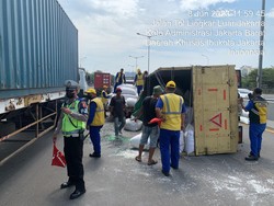 Truk Terguling di Tol Lingkar Barat, Muatan Beras Berceceran di Jalan