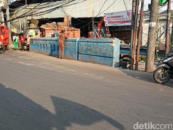 Warga Lega Sampah Menumpuk di Pasar Rubuh Tangerang Disingkirkan
