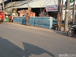 Warga Lega Sampah Menumpuk di Pasar Rubuh Tangerang Disingkirkan Warga Lega Sampah Menumpuk di Pasar Rubuh Tangerang Disingkirkan