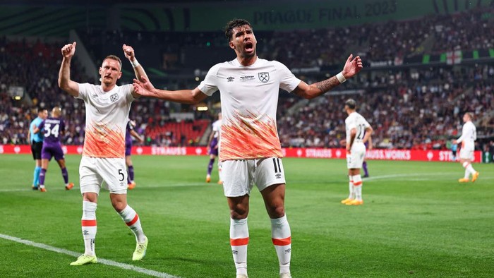 PRAGUE, CZECH REPUBLIC - JUNE 7: Lucas Paqueta of West Ham United tries to calm down West Ham United fans after plastic pint glasses were thrown at Cristiano Biraghi of Fiorentina during the UEFA Europa Conference League 2022/23 final match between ACF Fiorentina and West Ham United FC at Eden Arena on June 7, 2023 in Prague, Czech Republic. (Photo by Robbie Jay Barratt - AMA/Getty Images)
