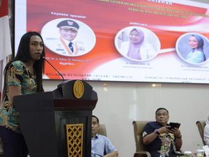Ajakan Wakil Ketua Waria Bone Cegah HIV/AIDS Pakai Alat Pelampung Ajakan Wakil Ketua Waria Bone Cegah HIV/AIDS Pakai Alat Pelampung