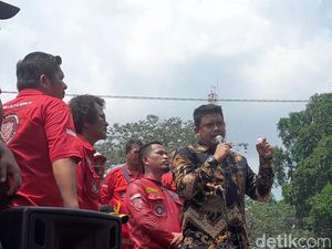 Bobby Temui Pendemo soal Jemaat GEKI: Jangan Bilang Medan Intoleran! Bobby Temui Pendemo soal Jemaat GEKI: Jangan Bilang Medan Intoleran!