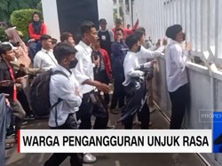 Panas! Warga Pengangguran di Karawang Unjuk Rasa Minta Pekerjaan